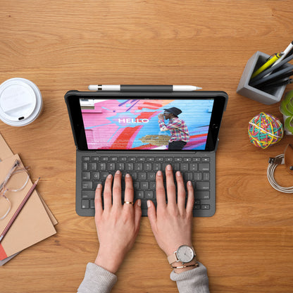 Logitech Slim Folio tastaturcover til iPad 10,2 med farverig "HELLO"-tekst på skærmen, vises fra skrivebordsvinkel.