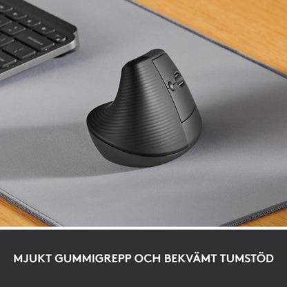 Logitech Lift – vertikal, ergonomisk mus i grafitfarve med riflet overflade, rullehjul og sideknapper på en grå musemåtte.