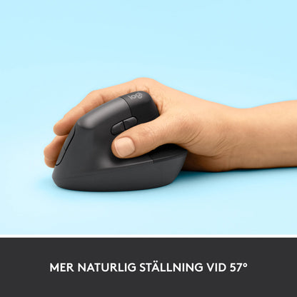 Hånd, der holder en mørkegrå, vertikal, ergonomisk Logitech Lift-mus i farven Graphite, med en vinkel på 57 grader.