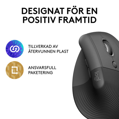 Logitech Lift – en vertikal, ergonomisk mus i grafitfarve med rullehjul og tekst om bæredygtige materialer og emballage.