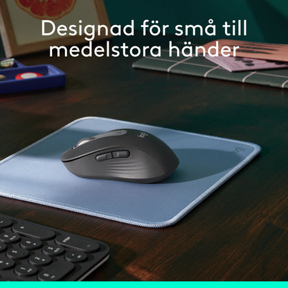 Logitech Signature M650 trådløs mus i grafitfarve til små og mellemstore hænder med sideknapper og SmartWheel på musemåtten.