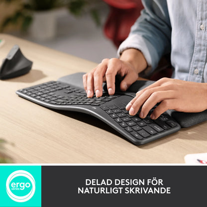 Brugeren anvender et Logitech Ergo K860 ergonomisk trådløst tastatur med buet, delt design og integreret håndledsstøtte.