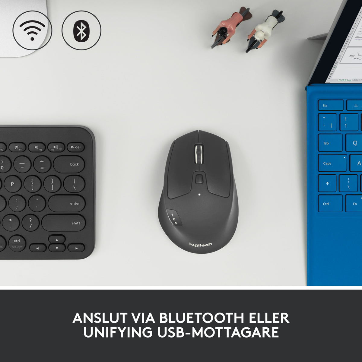 Logitech M720 trådløs mus med rullehjul og knap til skift mellem enheder på bordet ved tastaturet og den bærbare computer.
