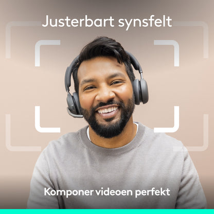 Logitech Brio 4K-webkamera med en mand med hovedtelefoner, Windows Hello-overlay, justerbart synsfelt og perfekt billedkomposition.