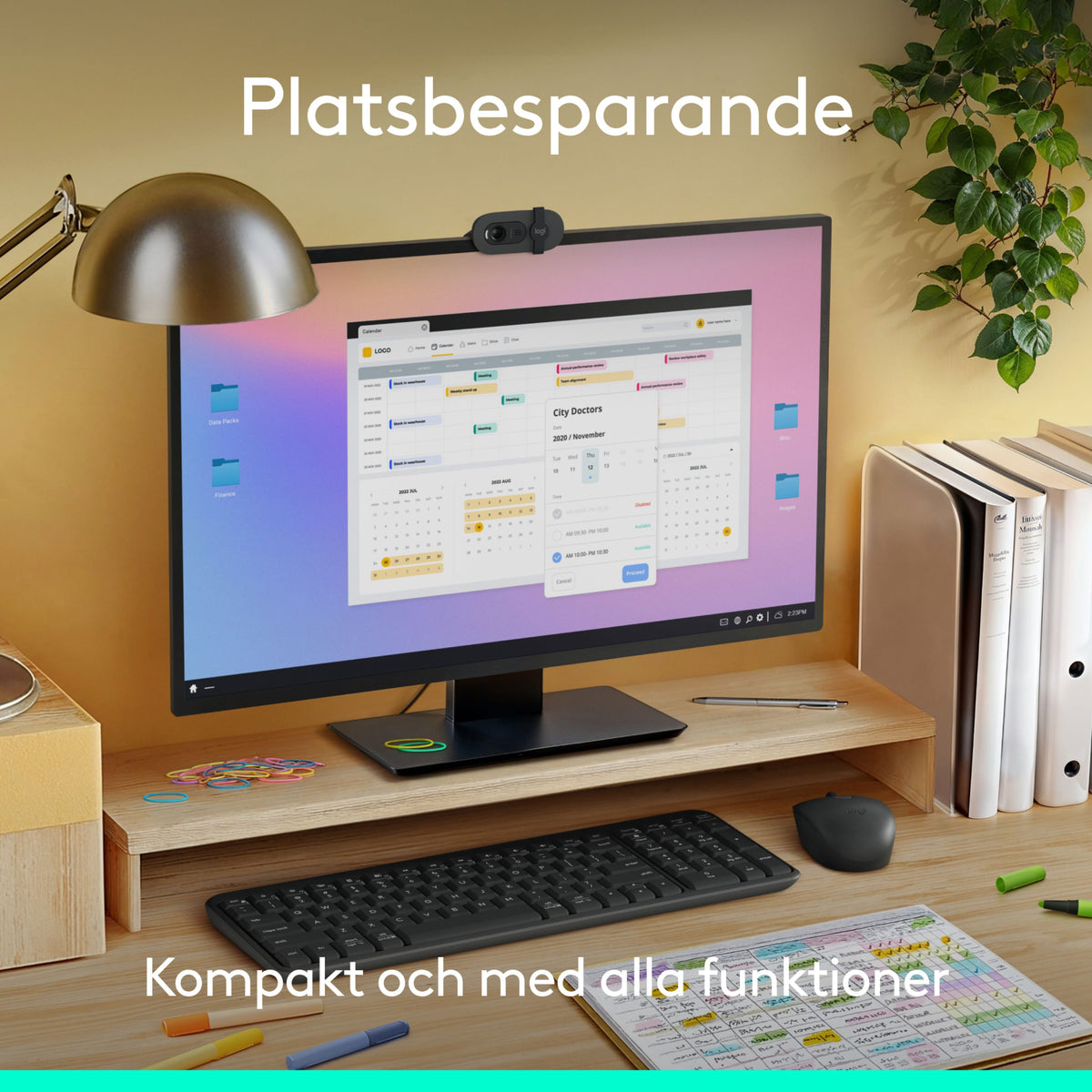 Logitech MK250 trådløst tastatur og mus på et skærmstativ af træ med computerskærm og kalender-app.