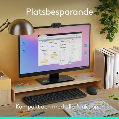 Logitech MK250 trådløst tastatur og mus på et skærmstativ af træ med computerskærm og kalender-app.