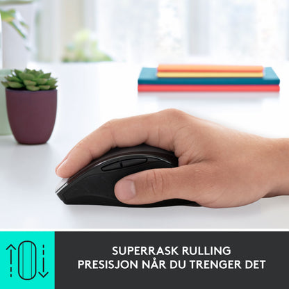 Logitech M705 trådløs computermus i brug på skrivebord, tekst: SUPERRASK RULLING PRESISJON NÅR DU TRENGER DET.
