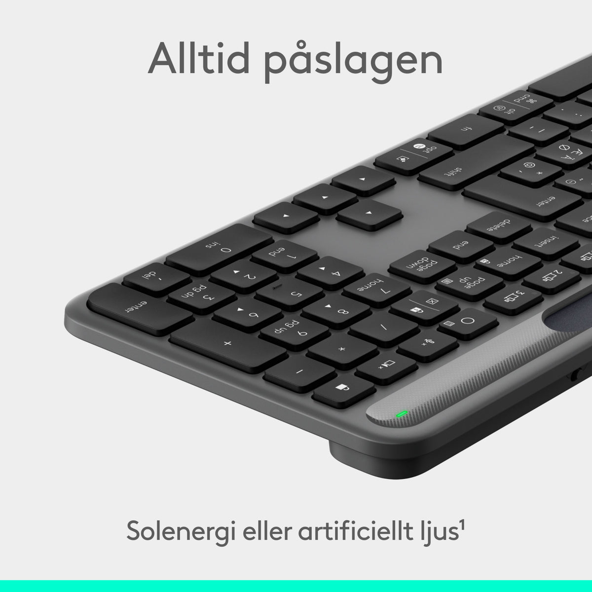 Logitech Signature Slim Solar+ trådløst tastatur i sort med solcellepanel over piletasterne og en grøn indikatorlampe.