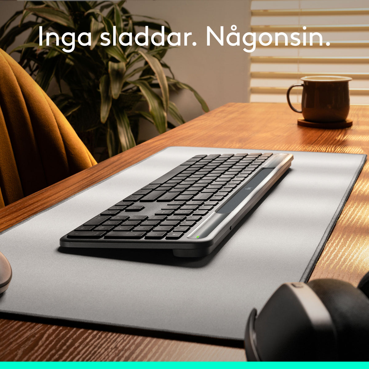 Logitech Signature Slim Solar+ trådløst tastatur med solopladning på skrivebordsunderlag med svensk tekst – Ingen ledninger nogensinde.