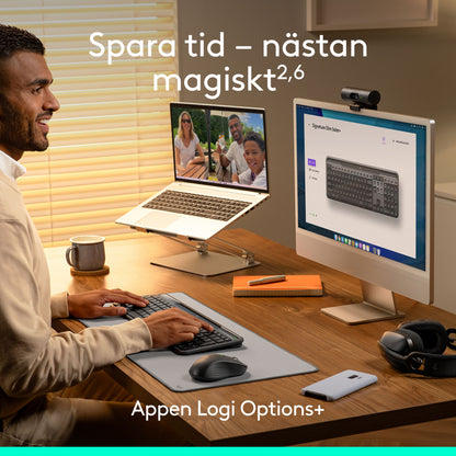 Logitech Signature Slim Solar+ trådløst tastatur og mus ved skrivebordet med bærbar computer og skærm.