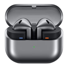 Samsung Galaxy Buds3 trådløse høretelefoner sølv i åben opladeetui med grøn indikatorlampe foran.