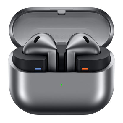 Samsung Galaxy Buds3 trådløse høretelefoner sølv i åben opladeetui med grøn indikatorlampe foran.