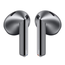 Samsung Galaxy Buds3 trådløse høretelefoner Sølv med sorte detaljer og synlige højtalergitre, stående oprejst.