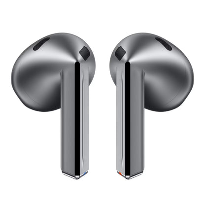 Samsung Galaxy Buds3 trådløse høretelefoner Sølv med sorte detaljer og synlige højtalergitre, stående oprejst.