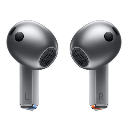 Samsung Galaxy Buds3 trådløse høretelefoner sølv, blå accent på L og orange på R, aktiv støjreduktion.