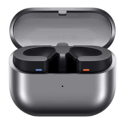 Samsung Galaxy Buds3 trådløse høretelefoner sølv med blå og orange indikatorer i åben sølv opladeetui med Samsung-logo.
