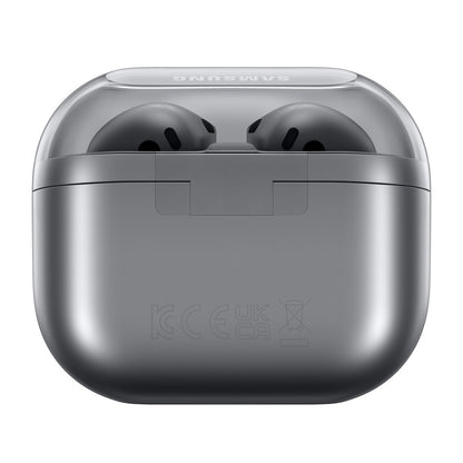 Samsung Galaxy Buds3 trådløse høretelefoner sølv i grå etui med gennemsigtigt låg, front, certifikationsmærker vises.
