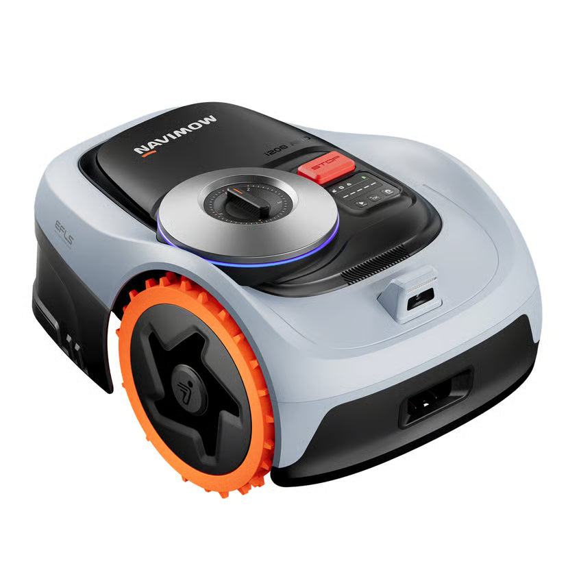 Segway Navimow i208E AWD robotplæneklipper, lysegråt chassis, sort toppanel, orange hjul og rød stopknap.