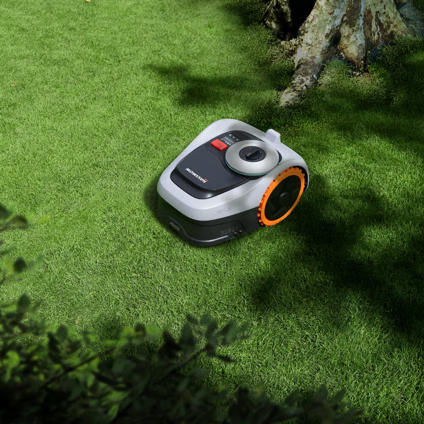 Segway Navimow i208E AWD robotplæneklipper i grå og hvid med orange fælge og rød stopknap på græsplænen.