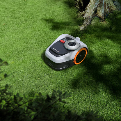 Segway Navimow i208E AWD robotplæneklipper i grå og hvid med orange fælge og rød stopknap på græsplænen.