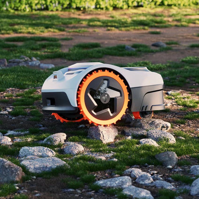 Segway Navimow i208E AWD robotplæneklipper i hvid og sort med orange hjul på græsplænen.