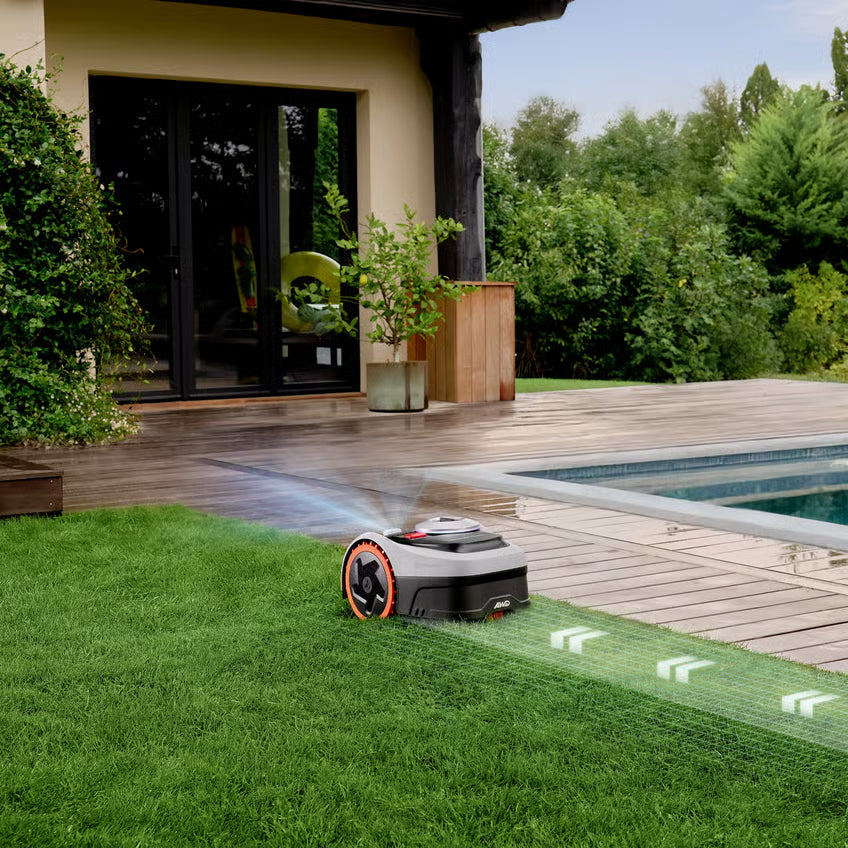 Segway Navimow i208E AWD robotplæneklipper med firehjulstræk og orange fælge ved swimmingpoolen.
