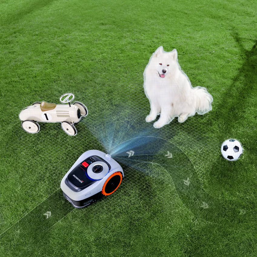 Segway Navimow i208E AWD robotplæneklipper på græsplænen med en hvid hund, en legetøjsbil og en fodbold.