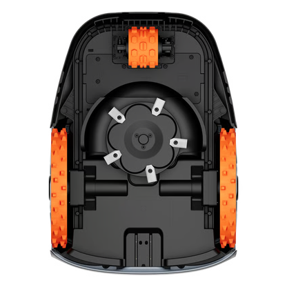 Undersiden af Segway Navimow i208E AWD robotplæneklipper med en central skæreskive med fem knive og tre orange hjul.