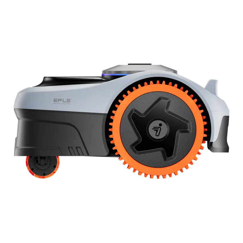 Segway Navimow i208E AWD robotplæneklipper, hvidt kabinet, sort undervogn og hjul med orange kant og stjerneformet nav.