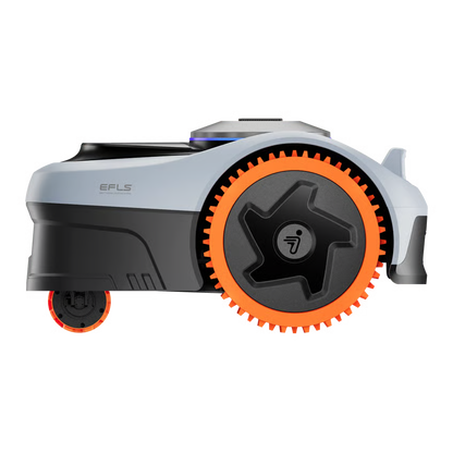 Segway Navimow i208E AWD robotplæneklipper, hvidt kabinet, sort undervogn og hjul med orange kant og stjerneformet nav.