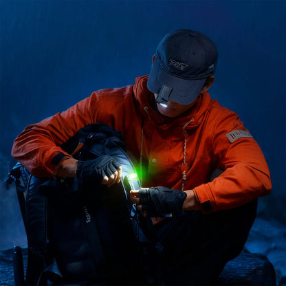 SmallRig Thumb EDC 5710 minilampe, hvidt lys og RGB, 400 lumen, USB-C, monteret på en kasket, person med grønt lys og rygsæk.