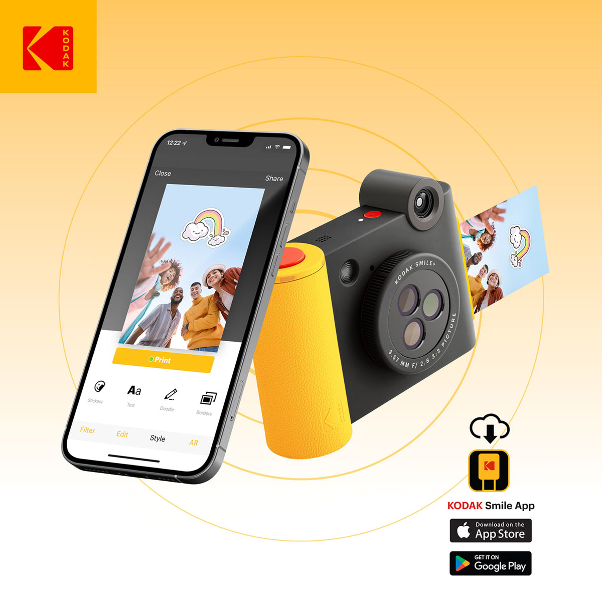 Et lille, gult Kodak Smile+ digitalkamera med ZINK-udskrivning og Bluetooth ved siden af en smartphone med appen.