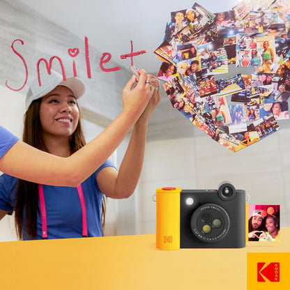 Lille, gul Kodak Smile+ digitalkamera med ZINK-udskrivning og Bluetooth på gul baggrund med fotocollage.