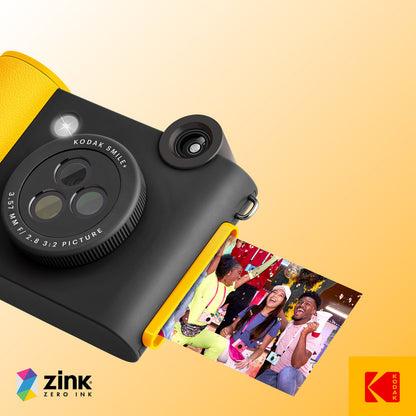 Kodak Smile+ digitalkamera i sort og gul med ZINK-udskrivning og Bluetooth, der udskriver et billede af tre personer.