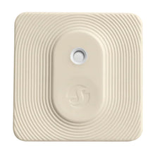 Shelly BLU HT ZB temperatur- og luftfugtighedssensor, Zigbee, firkantet, beige med runde kanter og knap i midten, IP54.