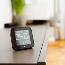 Shelly BLU HT Display ZB – et digitalt termometer og hygrometer, der viser 26 °C og 42  luftfugtighed, Zigbee 3.0.
