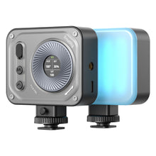 SmallRig Vibe P108 Pro mini-LED-videolampe, RGBWW, CRI 95+, 2500–6500 K, rund skærm, sidepanel og to cold shoe-beslag.