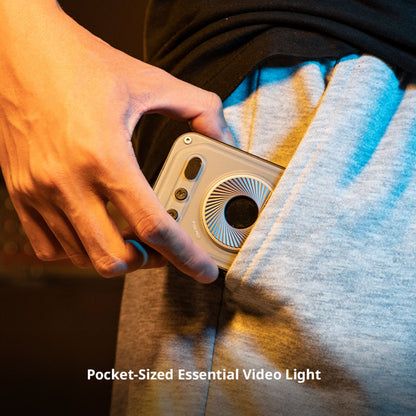 SmallRig Vibe P108 Pro mini-LED-videolampe RGBWW CRI 95+ 2500–6500 K kan placeres i lommen på et par grå joggingbukser.