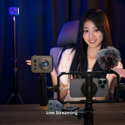 Smartphone-opsætning med ekstern mikrofon og to SmallRig Vibe P108 Pro RGBWW LED-videolamper (CRI 95+, 2500–6500 K) ved skrivebordet.