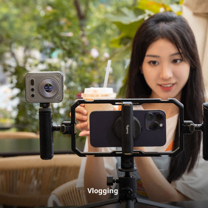 SmallRig Vibe P108 Pro RGBWW mini-LED-videolampe monteret på et stativ med en smartphone og en kaffekop.