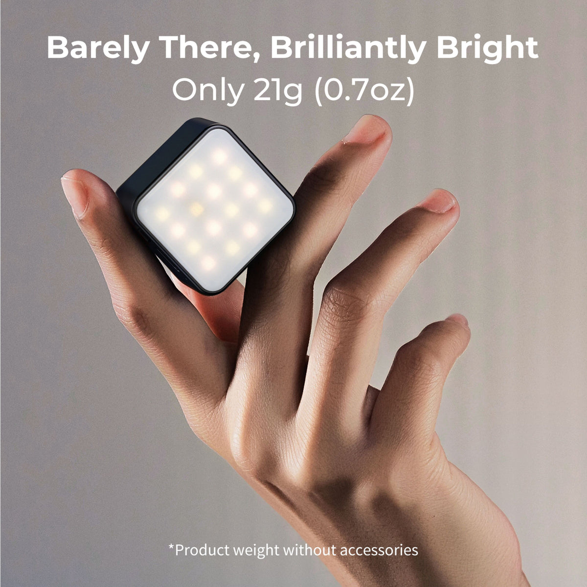 SmallRig LED-videolampe til actionkamera med 16 dioder og en vægt på 21 g, vist ved siden af teksten om den kompakte størrelse.