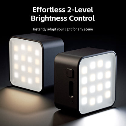 SmallRig LED-videolampe til actionkameraer, 2 W, med gitterpanel, vinklet, med synlig sideknap og port.