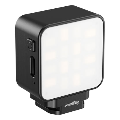 SmallRig LED-videolampe til actionkamera, 2 W, hvid diffusor, tænd/sluk-knap på siden og USB-C-port.