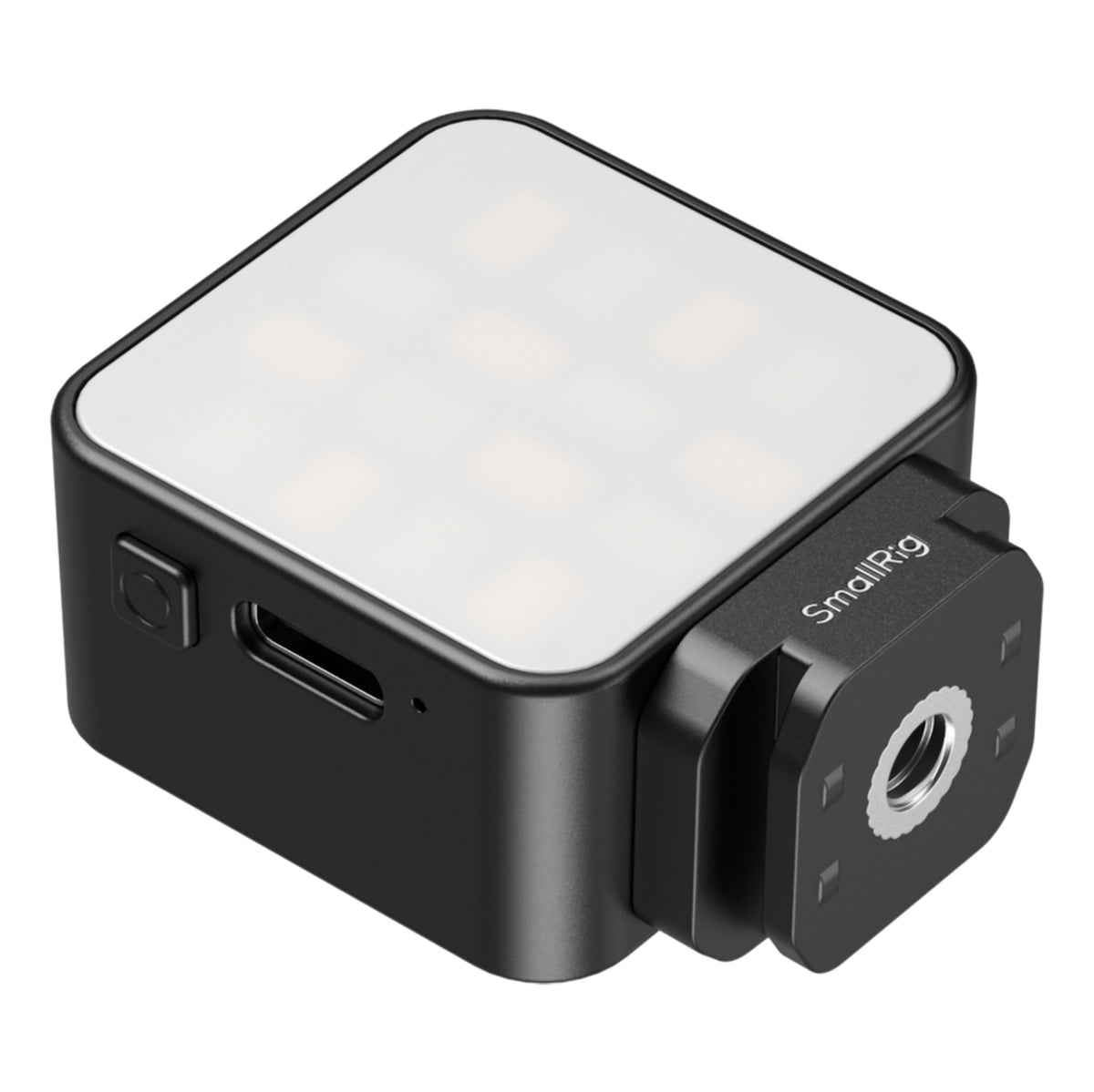 SmallRig LED-videolampe på 2 W til actionkamera, hvidt lyspanel, tænd/sluk-knap, USB-C-port og cold shoe-beslag.