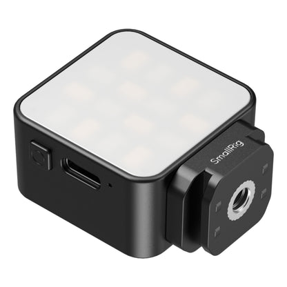 SmallRig LED-videolampe på 2 W til actionkamera, hvidt lyspanel, tænd/sluk-knap, USB-C-port og cold shoe-beslag.
