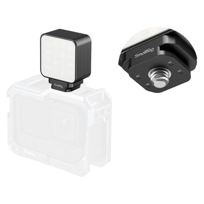 SmallRig LED-videolampe (2 W) monteret på et actionkamera, nærbillede af monteringsskruen i bunden.