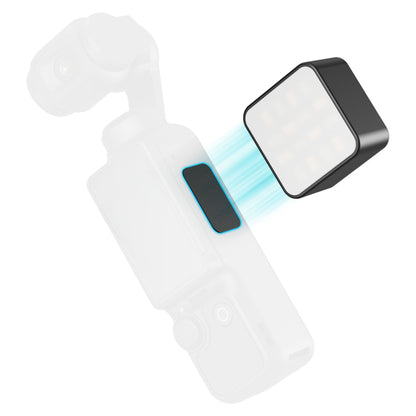 SmallRig LED-videolampe på 2 W til actionkamera, der placeres ved siden af kameraet og lyser med blåt lys på enheden.