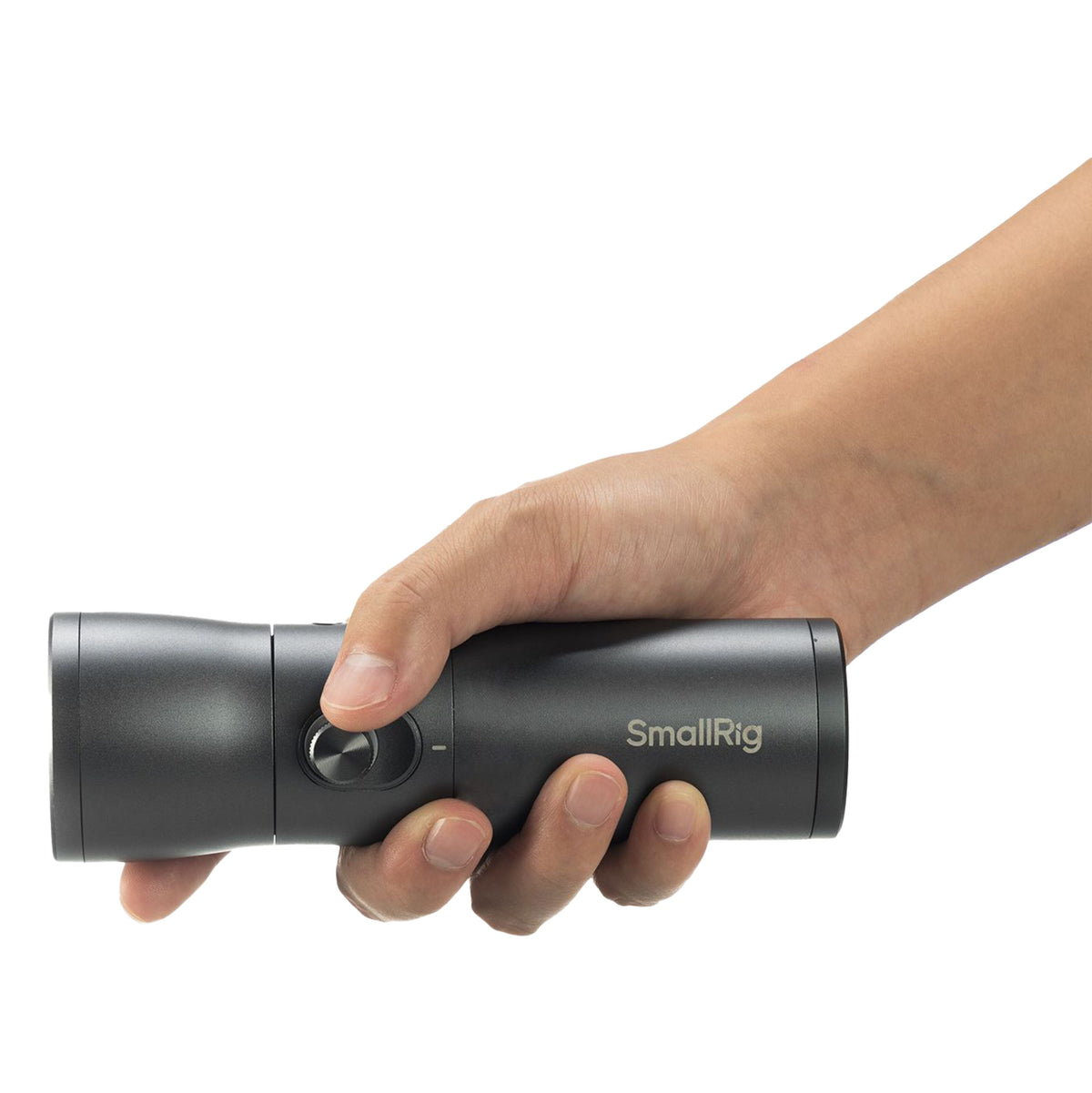 Håndholder til sort, cylindrisk SmallRig RF 10C LED-videolampe med justerbar lysstråle, 20 gobofiltre og kontrolhjul.
