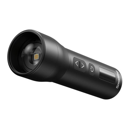 SmallRig RF 05B bærbar LED-videolampe med zoom, glaslinse, tænd/sluk-knap, farvetemperaturregulering og LCD-skærm.