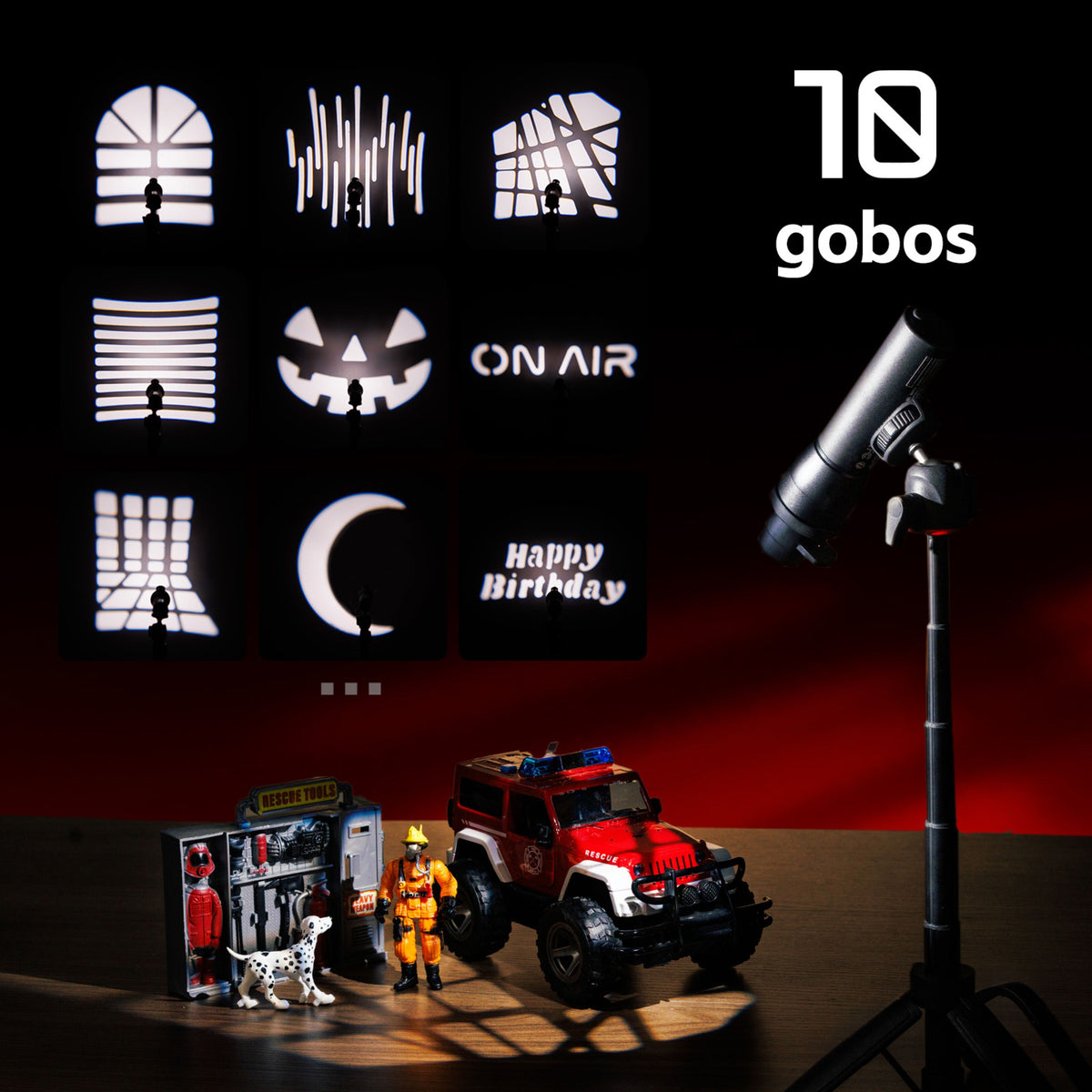 SmallRig RF 05B bærbar LED-videolampe med zoom, 1900–8000 K, IP65 på stativ, der belyser legetøj på bordet.